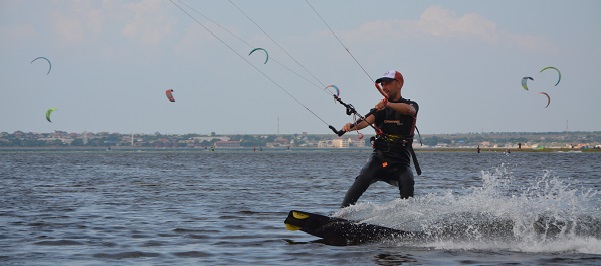 Ученик катается на кайте